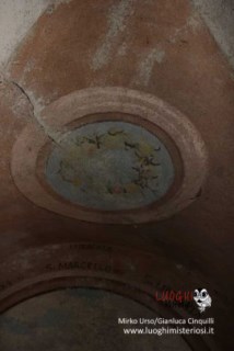 Vista ravvicinata della pietra con sei mani incise